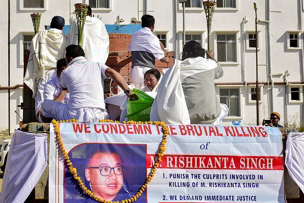 Family members perform last rites of M. Rishikanta in Imphal