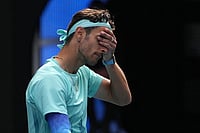 Australian Open 2026: Djokovic Through After Musetti Retires Injured In Melbourne | Photo: AP/Asanka Brendon Ratnayake : Lorenzo Musetti of Italy reacts as he withdraws from his quarterfinal match against Novak Djokovic of Serbia at the Australian Open tennis championship in Melbourne, Australia.