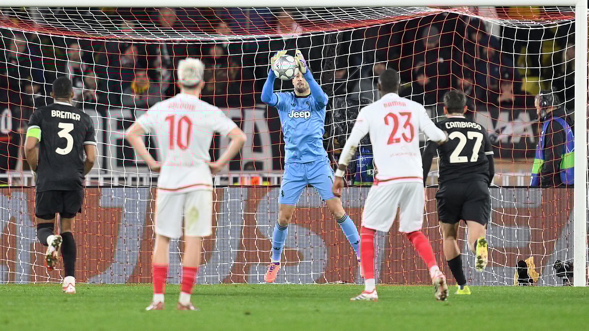 Juventus' goalkeeper Mattia Perin, centre, catches the ball during the Champions League opening phase soccer match between Monaco and Juventus in Monaco, Wednesday, Jan. 28, 2026 - (AP Photo/Philippe Magoni)