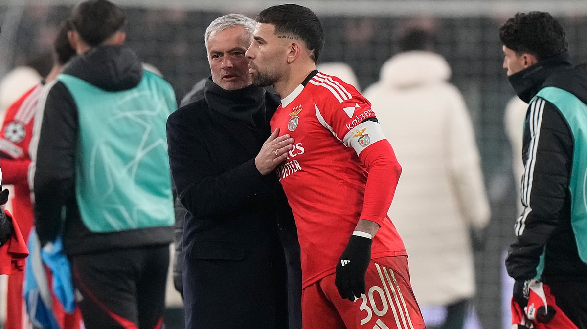 Benfica's head coach Jose Mourinho hugs his player Nicolas Otamendi at the end of the Champions League opening phase soccer match between Juventus and SL Benfica in Turin, Italy, Wednesday, Jan. 21, 2026. - | Photo: AP/Luca Bruno