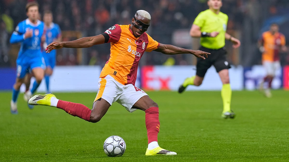 Galatasaray's Victor Osimhen shoots the ball during a Champions League opening phase soccer match between Galatasaray and Atletico Madrid, in Istanbul, Wednesday, Jan. 21, 2026. - | Photo: AP/Khalil Hamra
