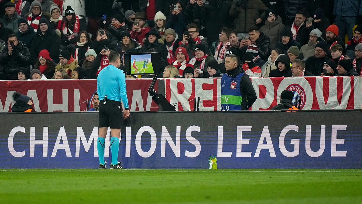 Referee Rade Obrenovic checks the VAR screen during the Champions League opening phase match between Bayern Munich and Union Saint-Gilloise, in Munich, Germany, Wednesday, Jan. 21, 2026. - | Photo: AP/Matthias Schrader