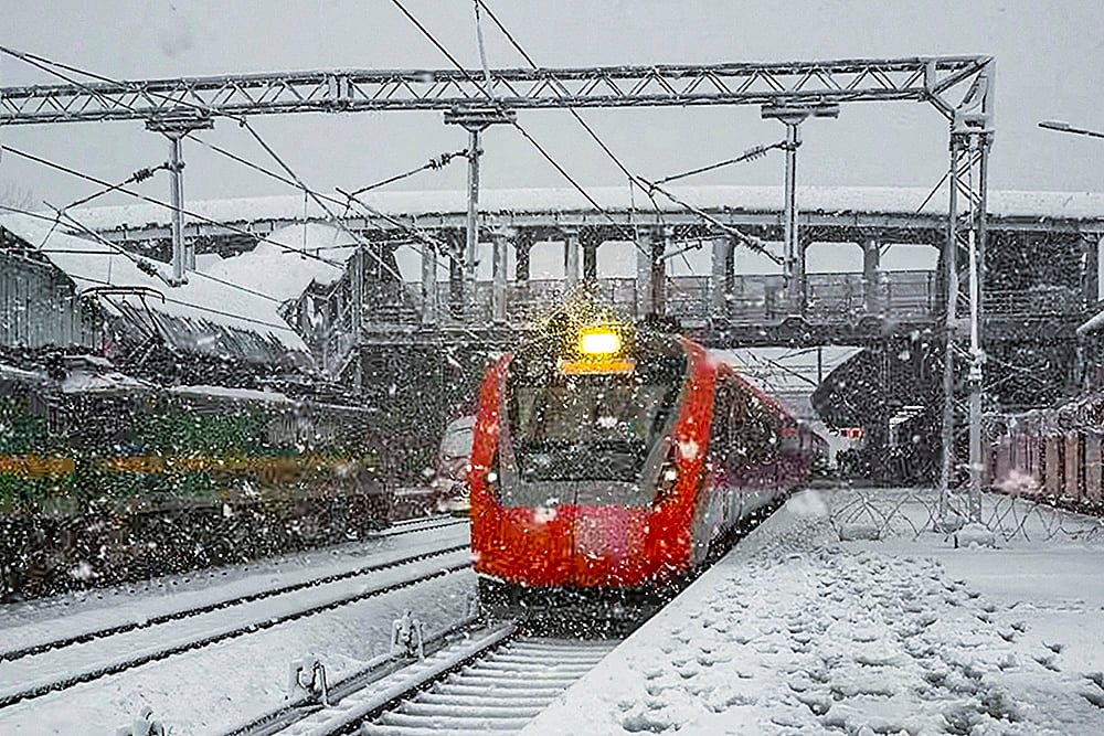 Train moves amid snowfall on Katra‑Srinagar route