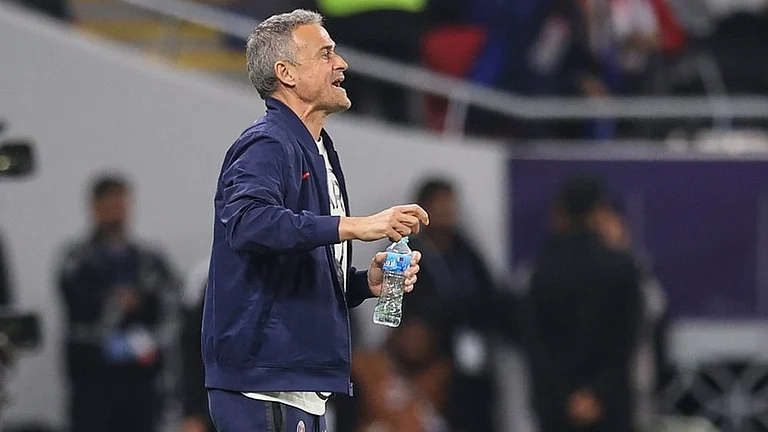 PSG's head coach Luis Enrique gives instructions from the side line during the FIFA Intercontinental Cup final soccer match between Flamengo and Paris Saint-Germain in Doha, Qatar. - | Photo: AP/Hussein Sayed
