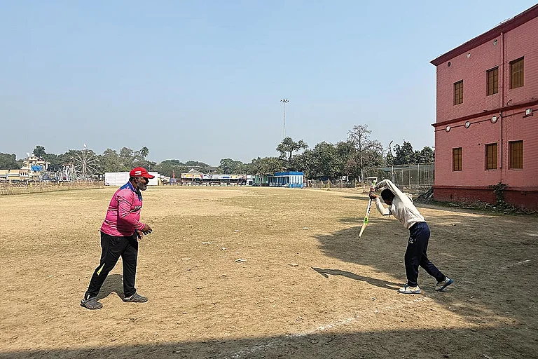 Perfecting the Grip: Manushri, 13, with her father and coach Koustav Rajak - | Photo: Agnideb Bandyopadhyay