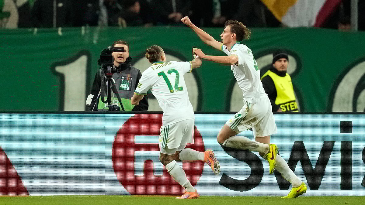 Roma's Jan Ziolkowski, right, celebrates with his teammate Roma's Kostas Tsimikas after he scored his side's first goal during an Europa League soccer match between Panathinaikos and Roma, in Athens, Greece, Thursday, Jan. 29, 2026. - | Photo: AP/Petros Giannakouris