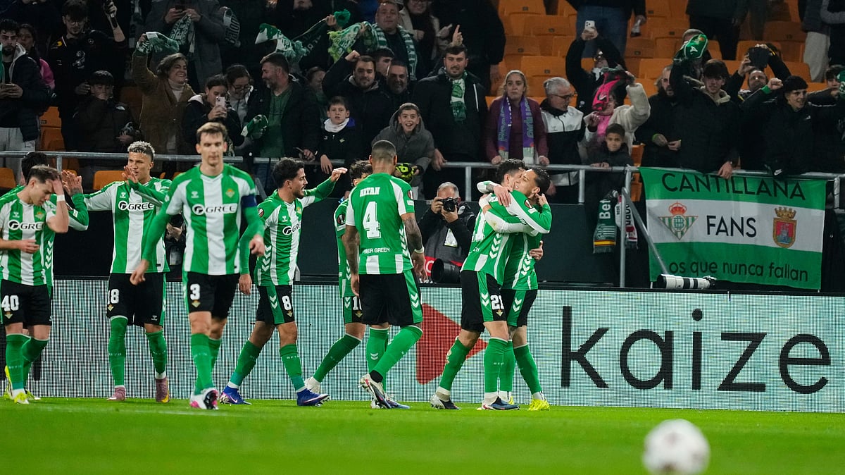 Betis' Antony, right, celebrates with teammates after scoring the opening goal during the Europa League opening phase soccer match between Real Betis and Feyenoord in Seville, Spain, Thursday, Jan. 29, 2026.  - | Photo: AP/Jose Breton