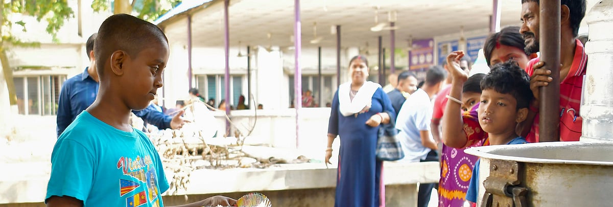 IMAGO / Middle East Images
 : World Food Day in Agartala: Children receive food from a complimentary stall organized by the Rotary Club on the occasion of World Food Day in Agartala, Tripura, on October 16, 2025. Volunteers distributed meals and promoted awareness about hunger and food security
