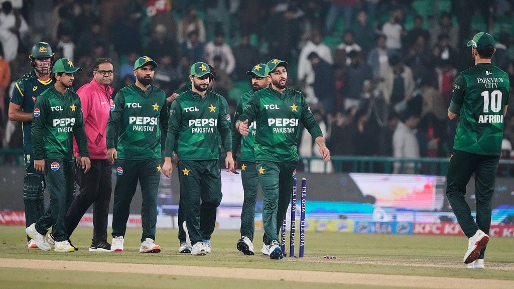 Pakistan's Salman Ali Agha, second right, and teammates walk off the field on the end of the first T20 cricket match between Pakistan and Australia, in Lahore. - Photo: AP