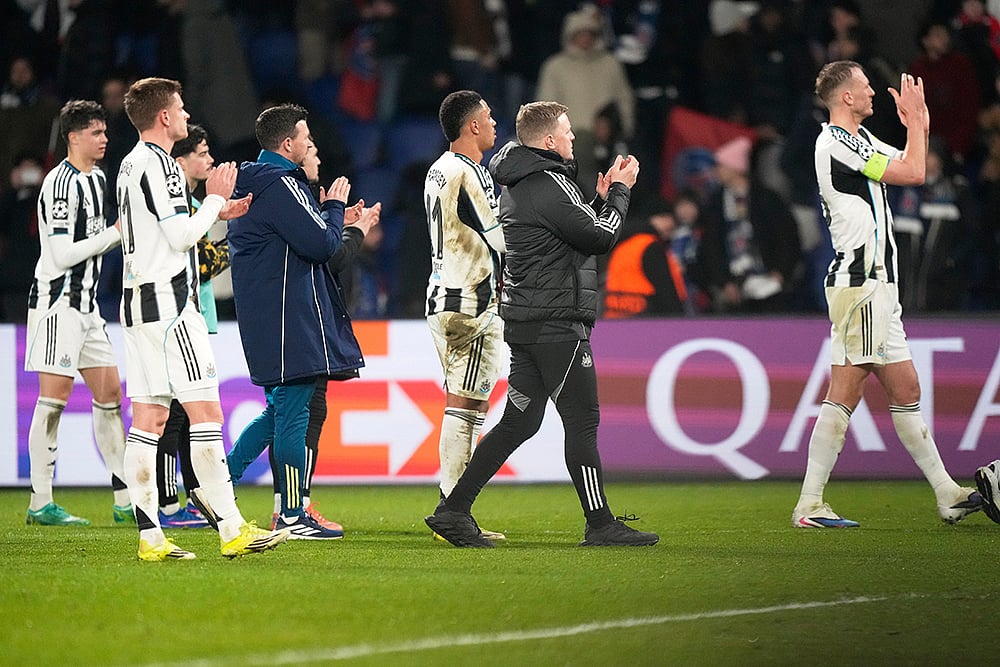 Newcastle players greet supporters after a Champions League opening phase soccer match between Paris Saint-Germain and Newcastle in Paris. - | Photo: AP/Michel Euler