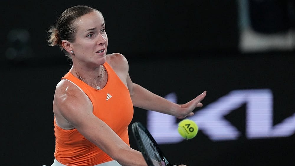 Elina Svitolina of Ukraine plays a forehand return to Coco Gauff of the U.S. during their quarterfinal match at the Australian Open tennis championship in Melbourne, Australia. - | Photo: AP/Asanka Brendon Ratnayake