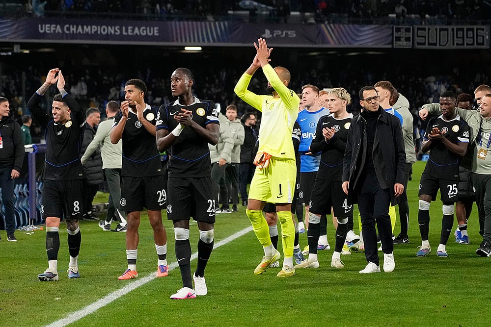 Chelsea players celebrate at the end of a Champions League opening phase soccer match between Napoli and Chelsea, in Naples, Italy. - | Photo: AP/Gregorio Borgia