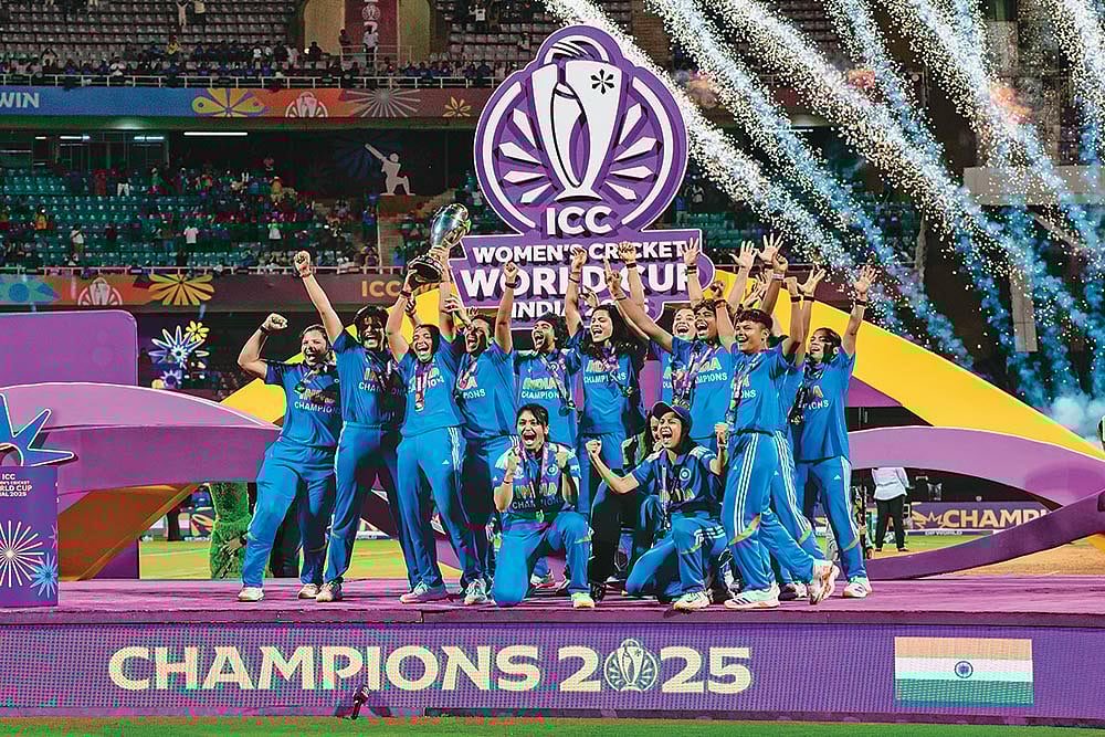 The Spirit of Winning: Players lift the ICC Women’s Cricket World Cup trophy in Navi Mumbai on November 2, 2025 - | Photo: Imago/Sports Press Photo