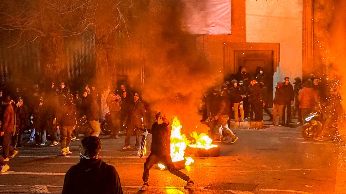 Iranians gather while blocking a street during a protest in Tehran, Iran on January 9, 2026. The nationwide protests started in Tehran's Grand Bazaar against the failing economic policies in late December, which spread to universities and other cities, and included economic slogans, to political and anti-government ones - |Source: IMAGO / Middle East Images