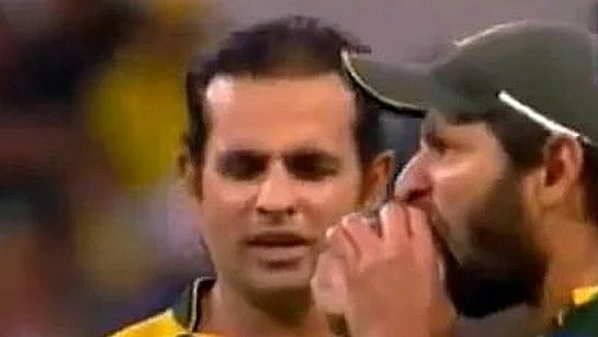 Shahid Afridi biting ball during Australia vs Pakistan 5th ODI in 2010. - File