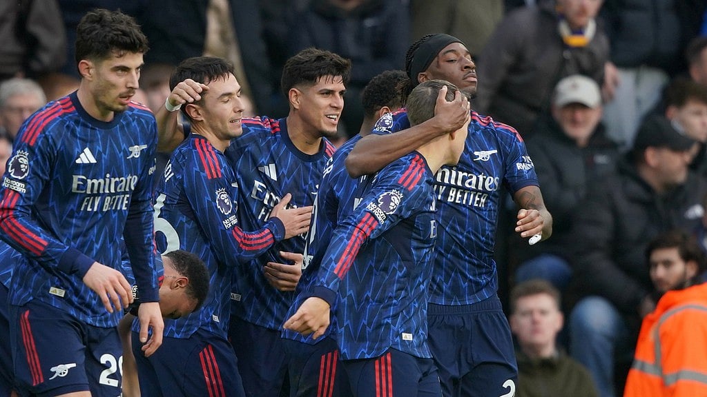 Martin Zubimendi, second left, celebrates with teammates after scoring the opening goal during the English Premier League match between Leeds United and Arsenal in Leeds. - Photo: AP