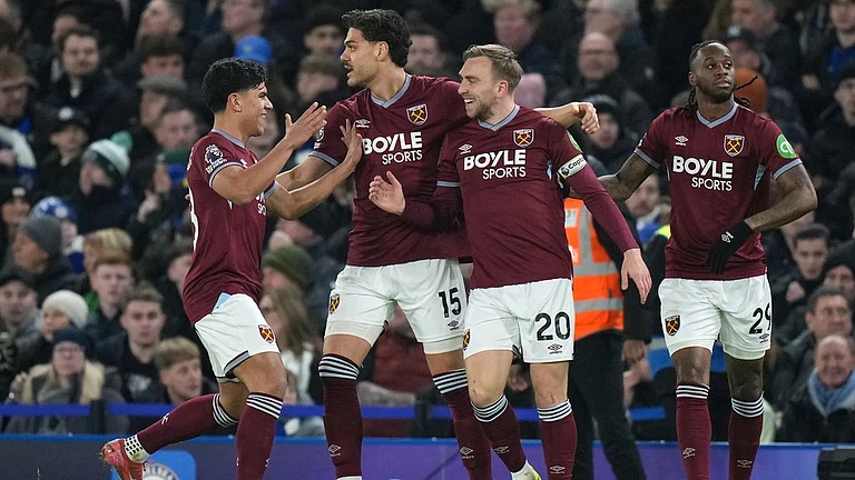 West Ham's Jarrod Bowen, second right, celebrates after scoring the opening goal during the English Premier League match between Chelsea and West Ham United in London. - Photo: AP