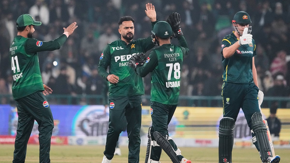 Pakistan's Mohammad Nawaz, center, celebrates with teammates after the dismissal of Australia's Matt Renshaw during the second T20 cricket match between Pakistan and Australia, in Lahore, Pakistan, Saturday, Jan. 31, 2026. - | Photo: AP/K.M. Chaudary