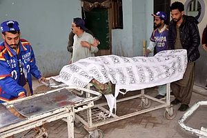 IMAGO / Xinhua : Rescuers transfer a victim s body in Quetta, southwest Pakistan s Balochistan province, on Jan. 31, 2026. At least 58 terrorists, 15 troops, policemen and civilians were killed during follow-up operations launched in response to coordinated attacks in Pakistan's southwestern Balochistan province, security sources said on Saturday.
