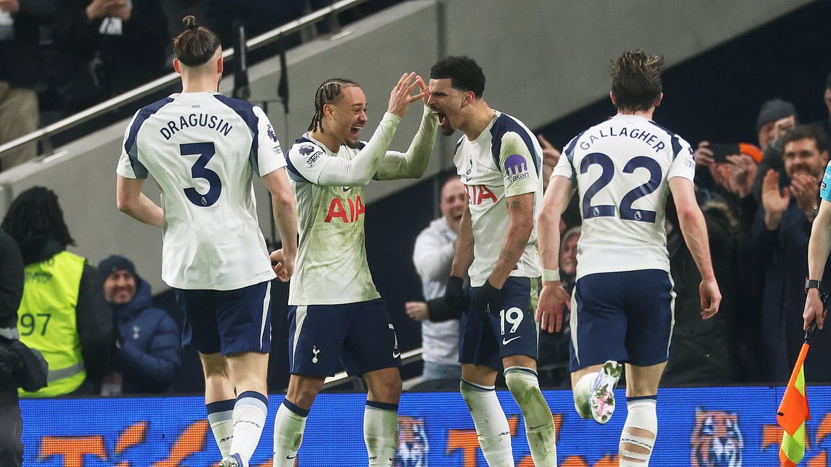 Tottenham's Dominic Solanke (19) is congratulated after scoring his side's 2nd goal during the English Premier League soccer match between Tottenham Hotspur and Manchester City in London, Sunday, Feb. 1, 2026. - (AP Photo/Richard Pelham)