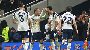 (AP Photo/Richard Pelham) : Tottenham's Dominic Solanke (19) is congratulated after scoring his side's 2nd goal during the English Premier League soccer match between Tottenham Hotspur and Manchester City in London, Sunday, Feb. 1, 2026.