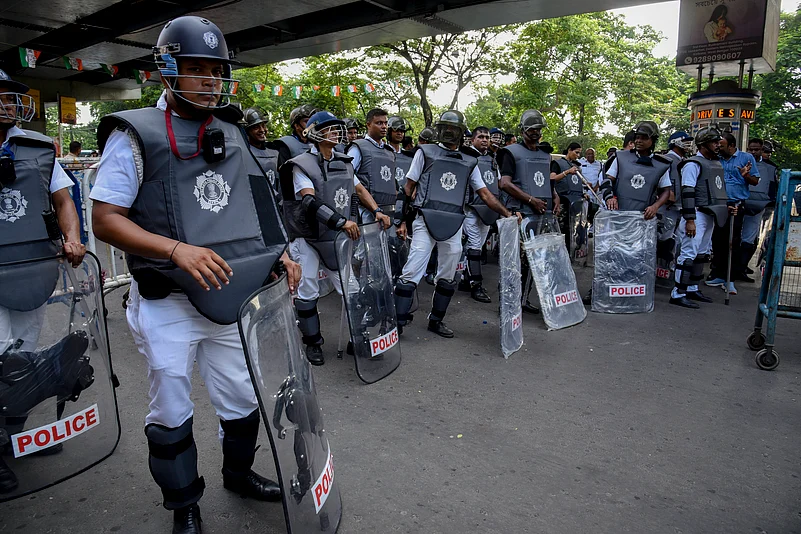 South Kolkata clash
Kolkata violence
Bombs hurled in Kolkata
Firing reported in Kolkata