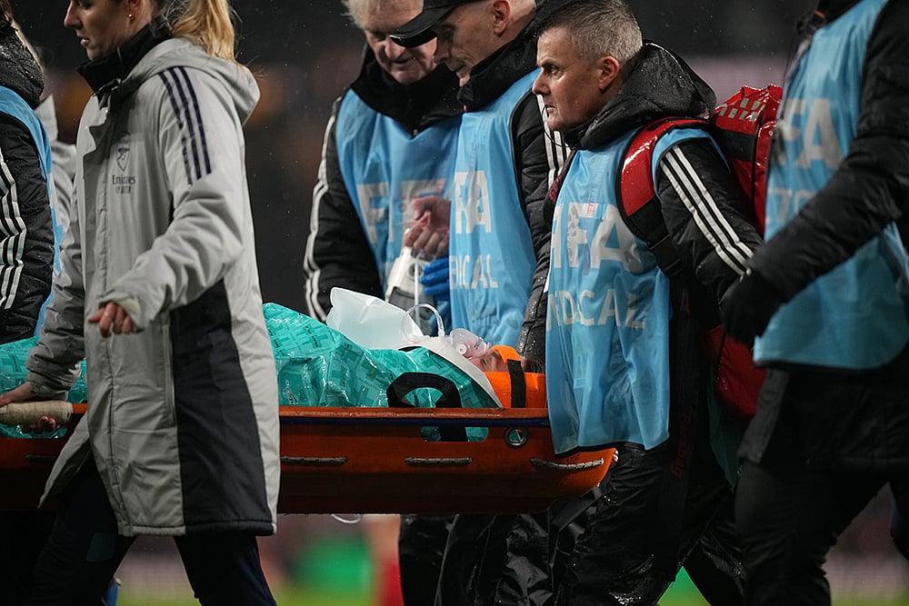 Arsenal's goalkeeper Anneke Borbe is carried on a stretcher after getting injured in a collision with teammate Lotte Wubben-Moy during the Women's Champions Cup final soccer match between Arsenal FC and SC Corinthians in London. - | Photo: AP/Alastair Grant