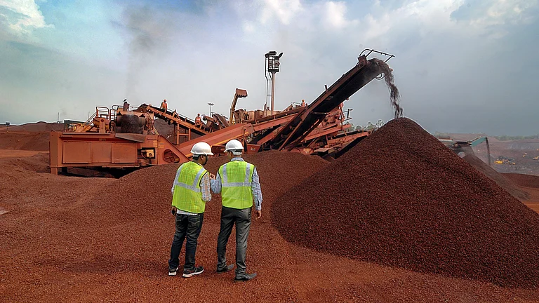 Two engineers at an iron ore mine - Source: IMAGO / Dreamstime