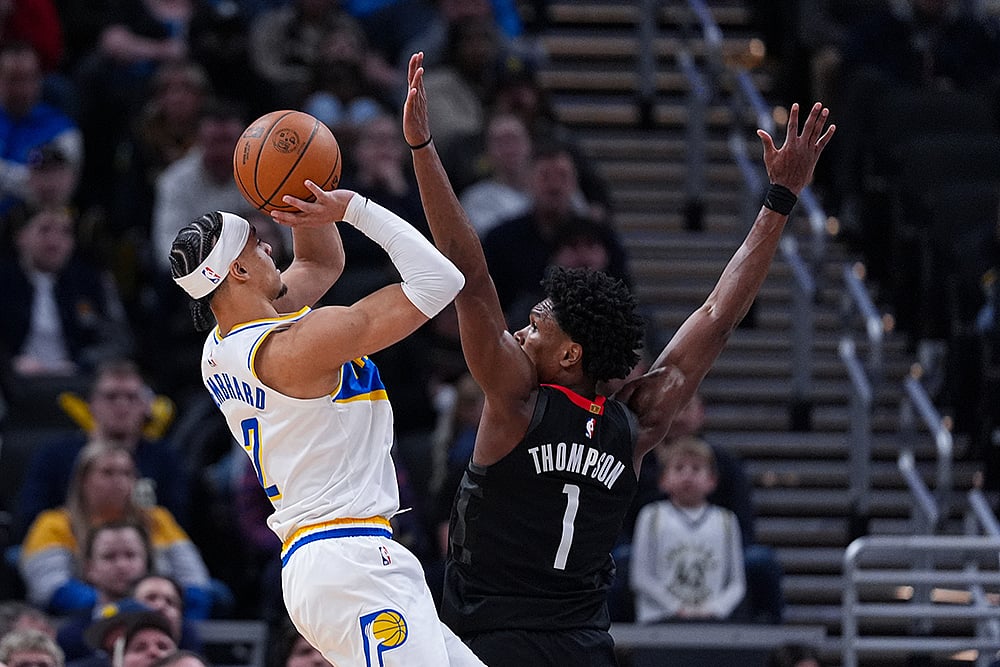 Indiana Pacers guard Andrew Nembhard (2) shoots over Houston Rockets guard/forward Amen Thompson (1) during the second half of an NBA basketball game in Indianapolis. - | Photo: AP/Michael Conroy