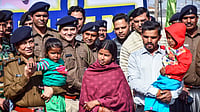 | IMAGO / ANI News : Ranchi police rescue missing siblings Ranchi, Jan 14 (ANI): Jharkhand Director General of Police (DGP) Tadasha Mishra during a press conference with the two missing children, found after twelve days, in Ranch