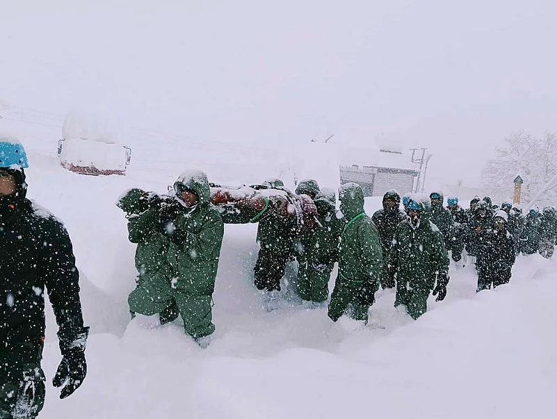 avalanche near the Mana Pass in northern Uttarakhand