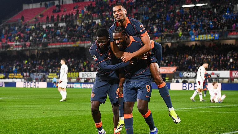 Inter's players celebrate Andy Diouf's goal - null