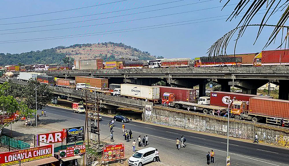 Traffic chaos on Mumbai-Pune Expressway