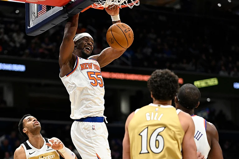 New York Knicks center Ariel Hukporti (55) dunks during the second half of an NBA basketball game against the Washington Wizards in Washington. - | Photo: AP/John McDonnell