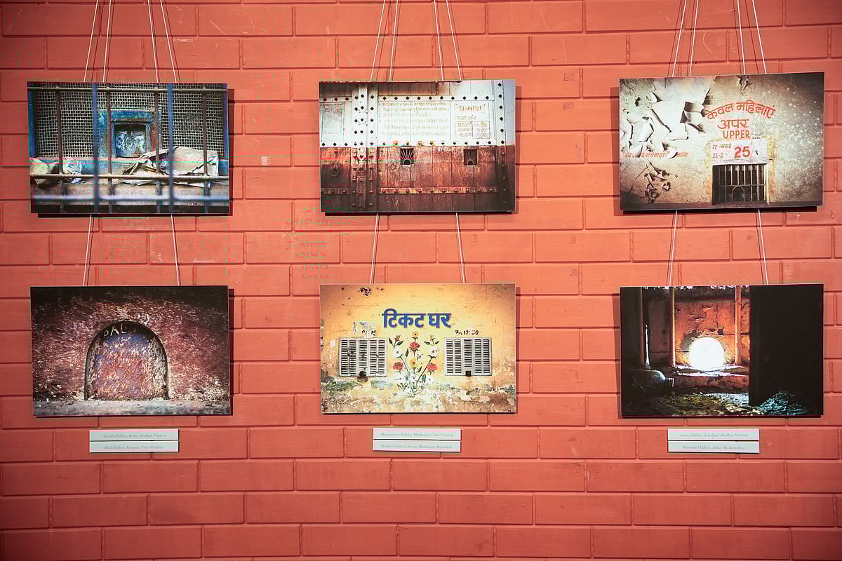 Hemant Chaturvedi picture palaces exhibition review
Hemant Chaturvedi exhibition review