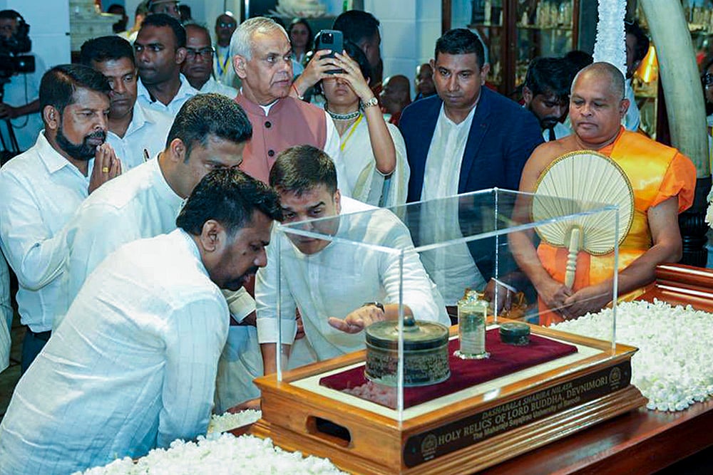 Buddha relics taken to Sri Lanka