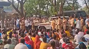 Screengrab : In response, villagers gathered in large numbers and staged peaceful demonstrations, demanding the immediate withdrawal of the notices.