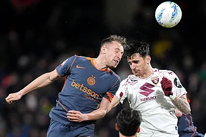 | Photo: Spada/LaPresse via AP : Inter Milan's Davide Frattesi left, fights for a head ball with Torino's Sandro Kulenovic during an Italian Cup soccer match in Monza, Italy.