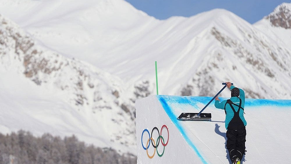 A worker preps a ramp before a freestyle skiing slopestyle training session at the 2026 Winter Olympics, in Livigno, Italy. - Photo: AP/Lindsey Wasson