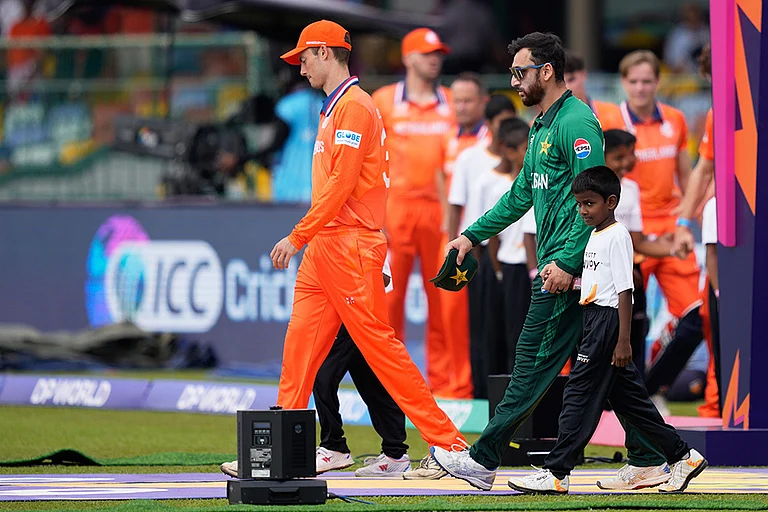 Pakistan's captain Salman Ali Agha, right, and Netherlands' captain Scott Edwards, left, walk out with their teammates on to the field before the start of the T20 World Cup cricket opening match between Netherlands and Pakistan in Colombo, Sri Lanka. - | Photo: AP/Eranga Jayawardena
