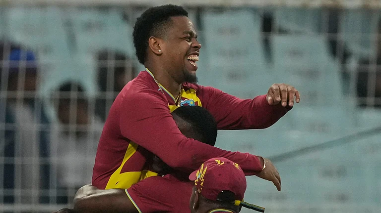 West Indies' Shimron Hetmyer, left, celebrators with teammates after taking the catch to dismiss Scotland's George Munsey during the T20 World Cup cricket match between Scotland and West Indies in Kolkata, India, Saturday, Feb. 7, 2026 - (AP Photo/Bikas Das)