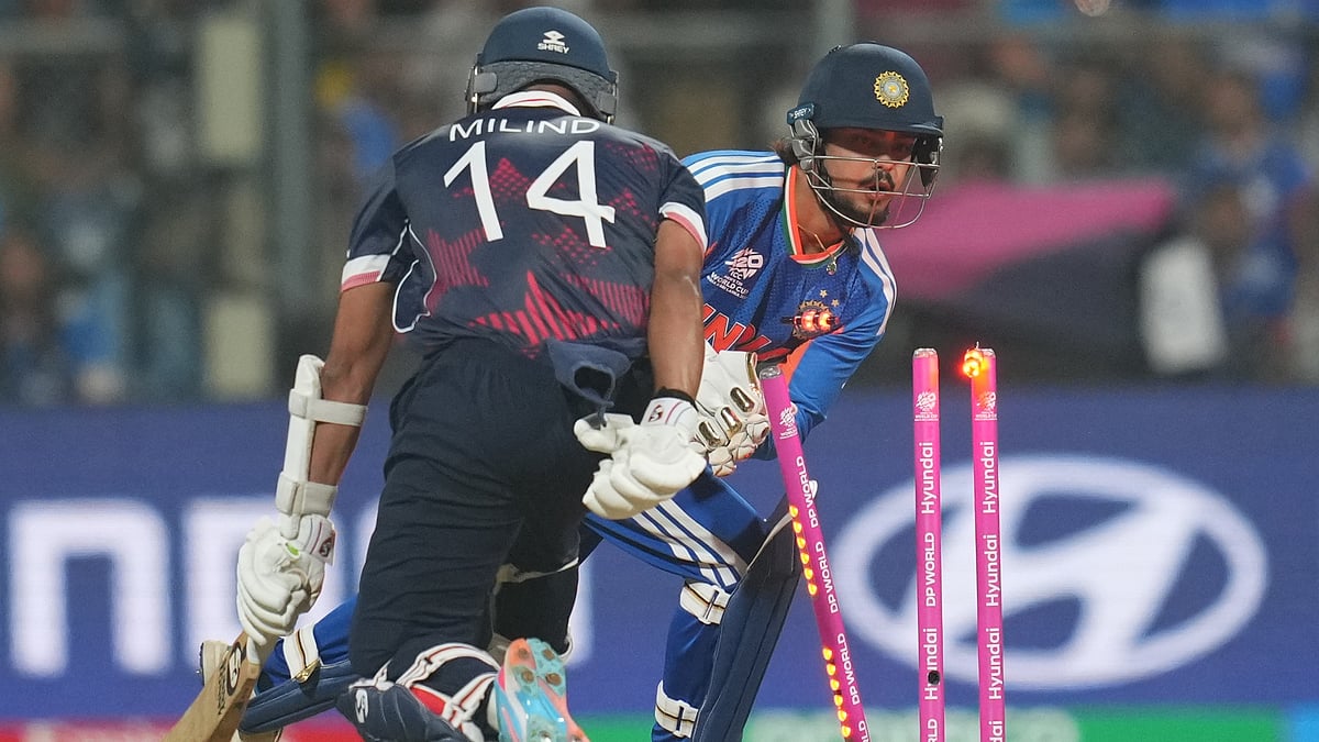 India's Ishan Kishan, right, unsuccessfully attempts for the run out wicket of United States' Milind Kumar, left, during the T20 World Cup cricket match between India and the United States in Mumbai, India, Saturday, Feb. 7, 2026 - (AP Photo/Rafiq Maqbool)