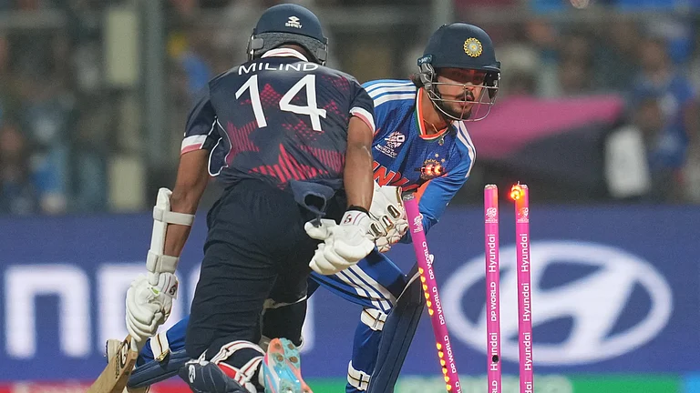 India's Ishan Kishan, right, unsuccessfully attempts for the run out wicket of United States' Milind Kumar, left, during the T20 World Cup cricket match between India and the United States in Mumbai, India, Saturday, Feb. 7, 2026 - (AP Photo/Rafiq Maqbool)