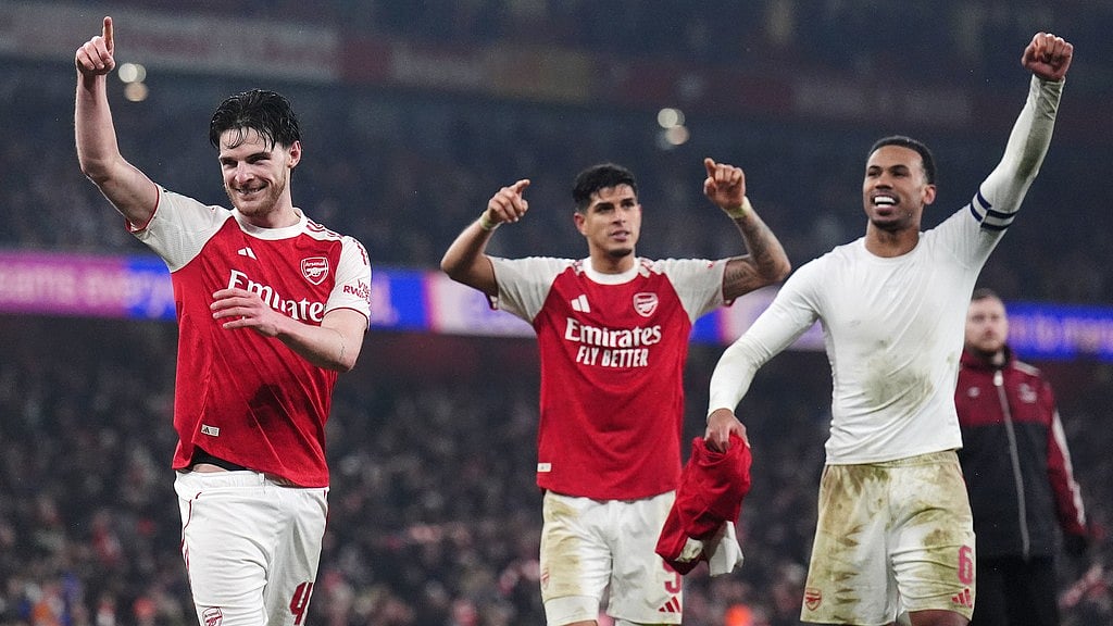 Photo: AP : Arsenal players, from left, Declan Rice, Piero Hincapie and Gabriel celebrate after the English League Cup semi-final second leg match between Arsenal and Chelsea in London.