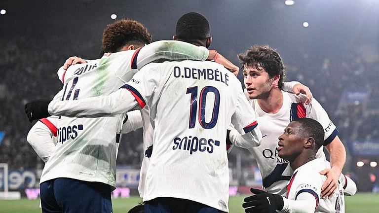 PSG footballers in team huddle. - PSG_English/X