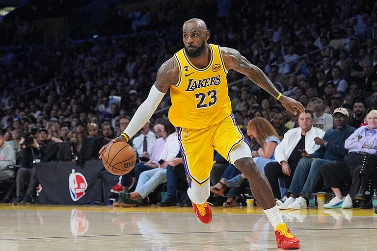 Los Angeles Lakers forward LeBron James drives to the basket during the second half of an NBA basketball game against the Golden State Warriors in Los Angeles. - | Photo: AP/Jae C. Hong