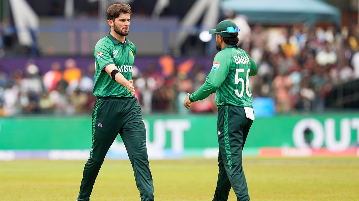 Pakistan's Shaheen Shah Afridi, left. celebrates with teammate Babar Azam the wicket of Netherlands' Roelof van der Merwe during the T20 World Cup cricket match between Netherlands and Pakistan in Colombo, Sri Lanka, Saturday, Feb. 7, 2026.  - | Photo: AP/Eranga Jayawardena