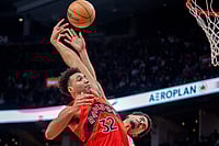 NBA: Scottie Barnes Helps Toronto Raptors Beat Indiana Pacers 122-104 | Photo: Frank Gunn/The Canadian Press via AP : Toronto Raptors forward Trayce Jackson-Davis (32) is fouled by Indiana Pacers guard Ben Sheppard, right, as he goes in for a dunk during second-half NBA basketball game action in Toronto.