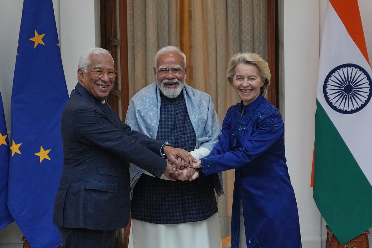 Indian Prime Minister Narendra Modi, center, welcomes European Council President Antonio Costa, left and European Commission President Ursula von der Leyen before their meeting in New Delhi, India, Tuesday, Jan. 27,2026. (AP Photo/Manish Swarup) - AP