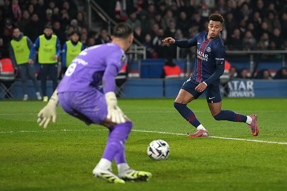 PSG vs Marseille France League One Soccer match-Jeffrey de Lange